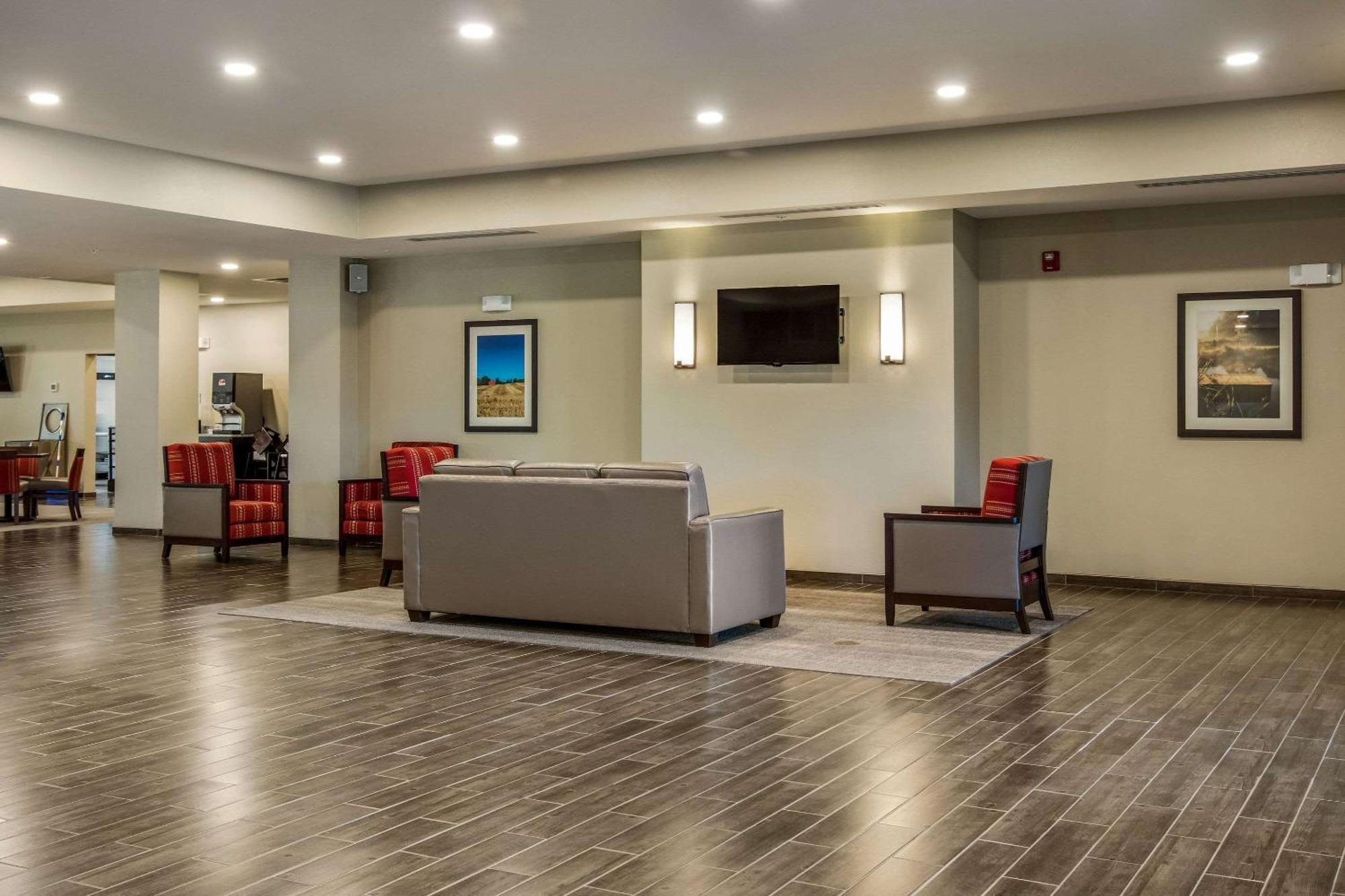 Comfort Suites Brunswick - Cleveland Southwest Exterior photo