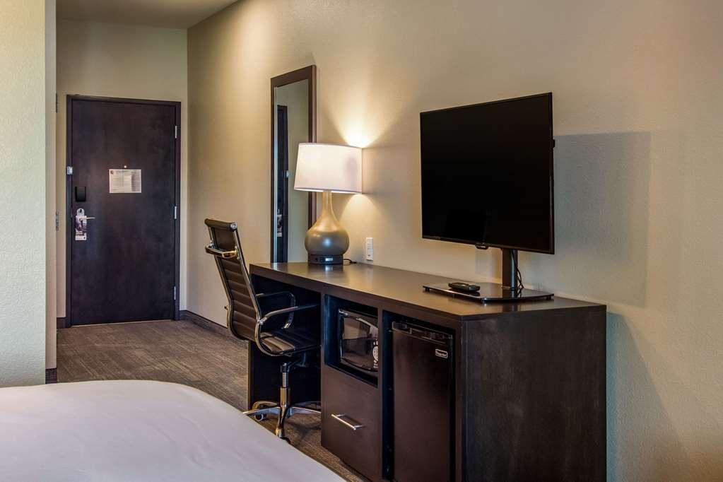 Comfort Suites Brunswick - Cleveland Southwest Room photo