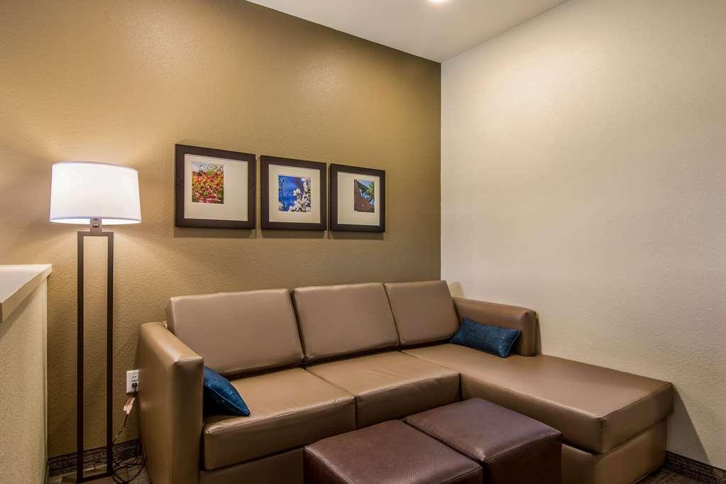 Comfort Suites Brunswick - Cleveland Southwest Room photo
